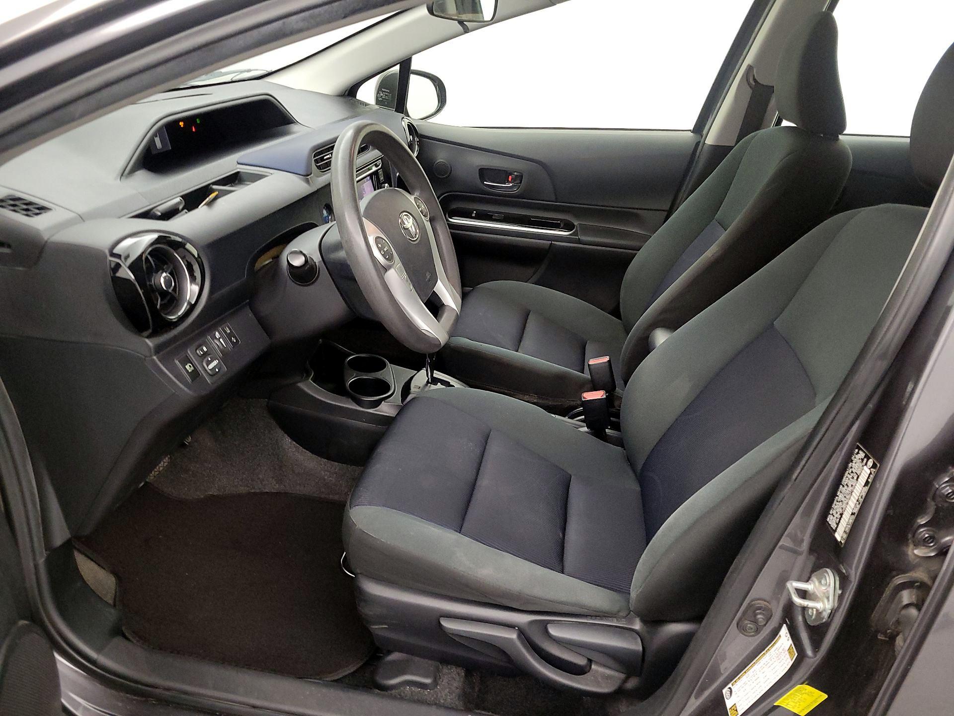 Thumbnail: 2016 Toyota Prius c - 11
