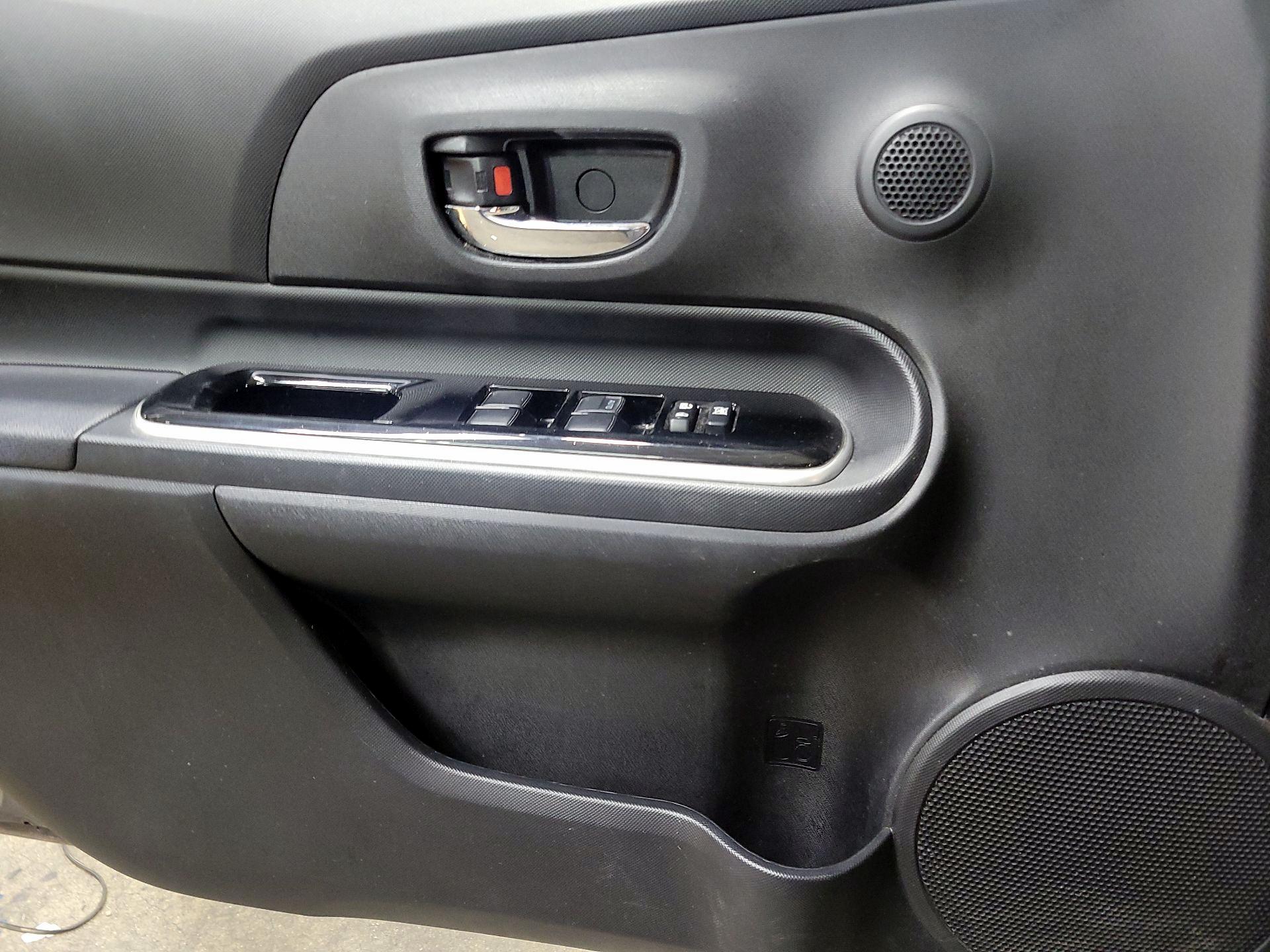 Thumbnail: 2016 Toyota Prius c - 12