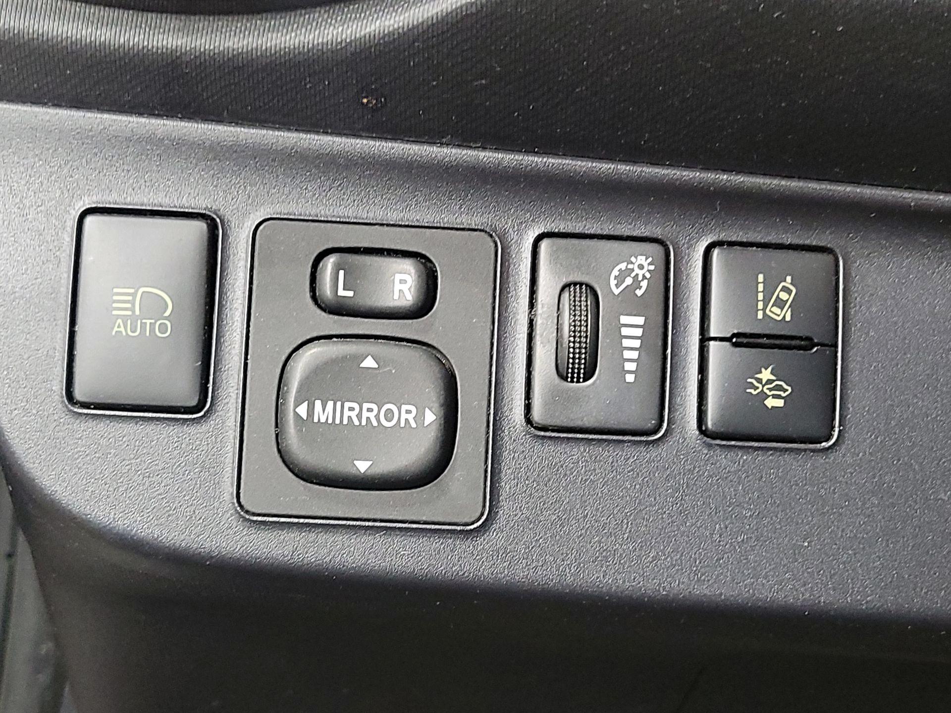 Thumbnail: 2016 Toyota Prius c - 13