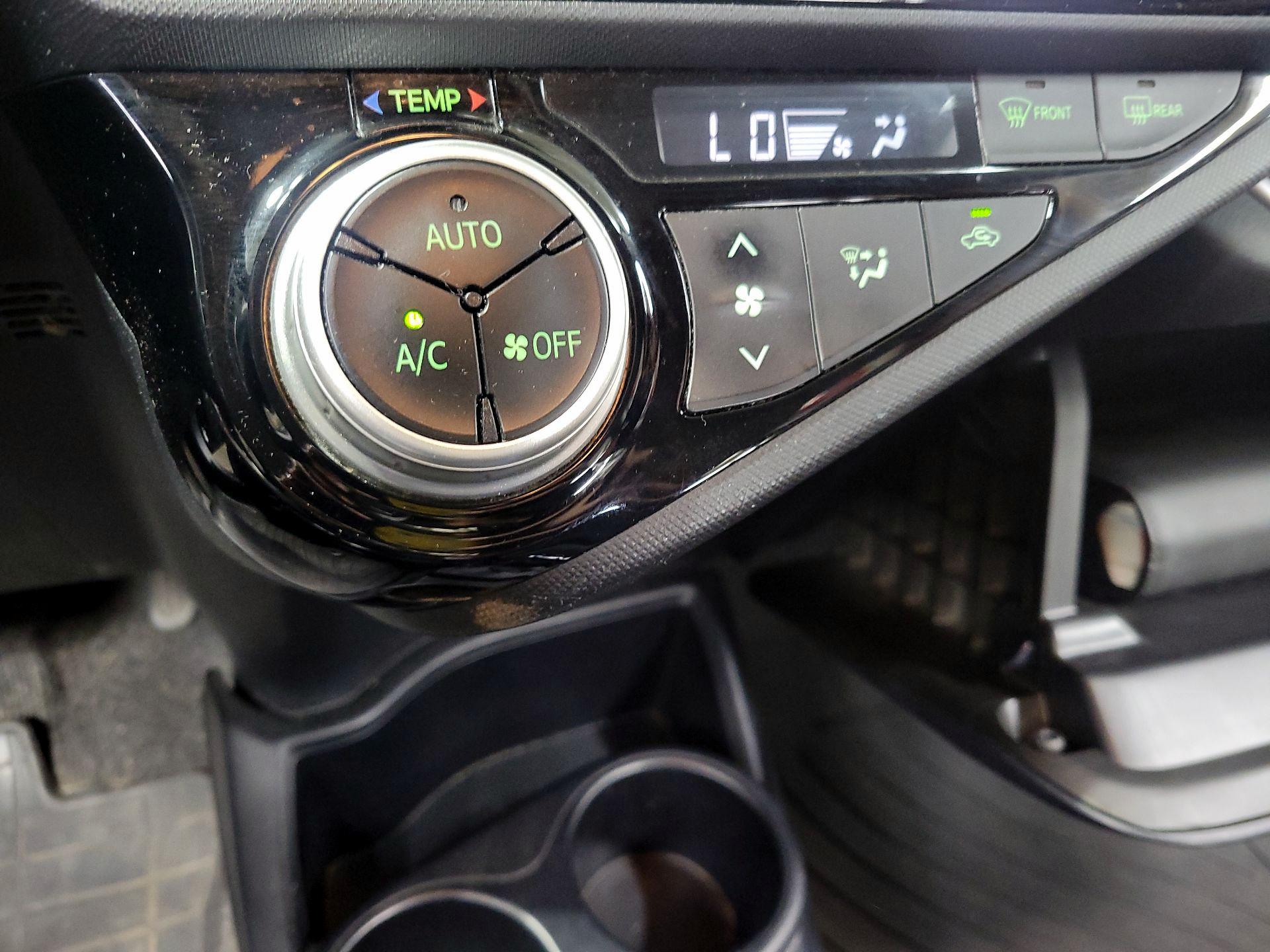 Thumbnail: 2016 Toyota Prius c - 15