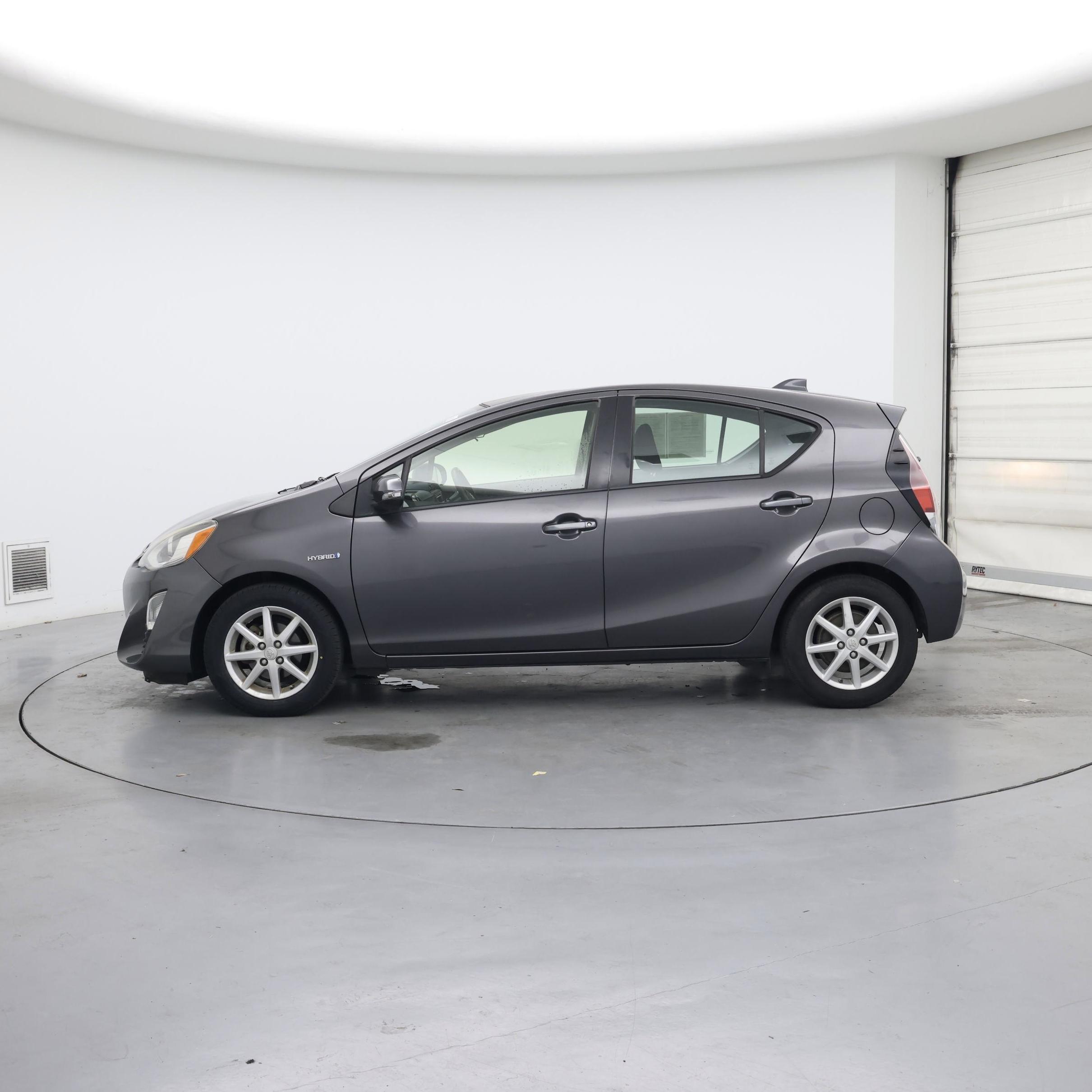 Thumbnail: 2016 Toyota Prius c - 3