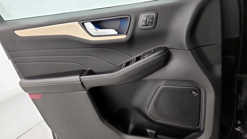 2022 Ford Escape Titanium 12