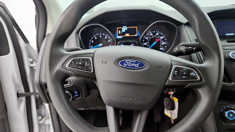 2015 Ford Focus S 10