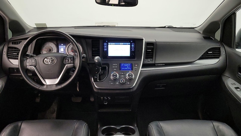 2016 Toyota Sienna SE 9