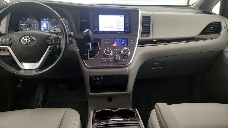 2018 Toyota Sienna XLE 9