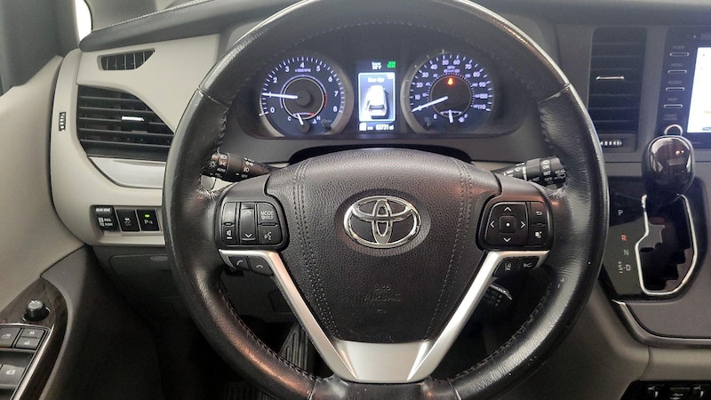 2018 Toyota Sienna XLE 10