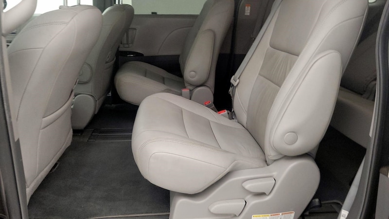 2018 Toyota Sienna XLE 21