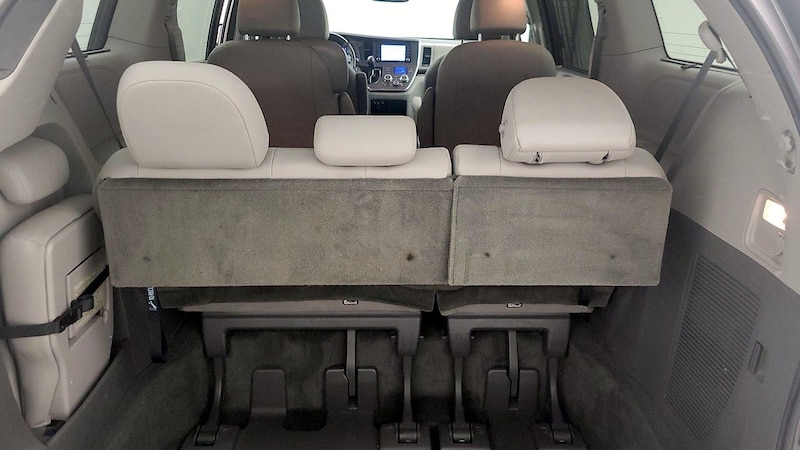 2018 Toyota Sienna XLE 23