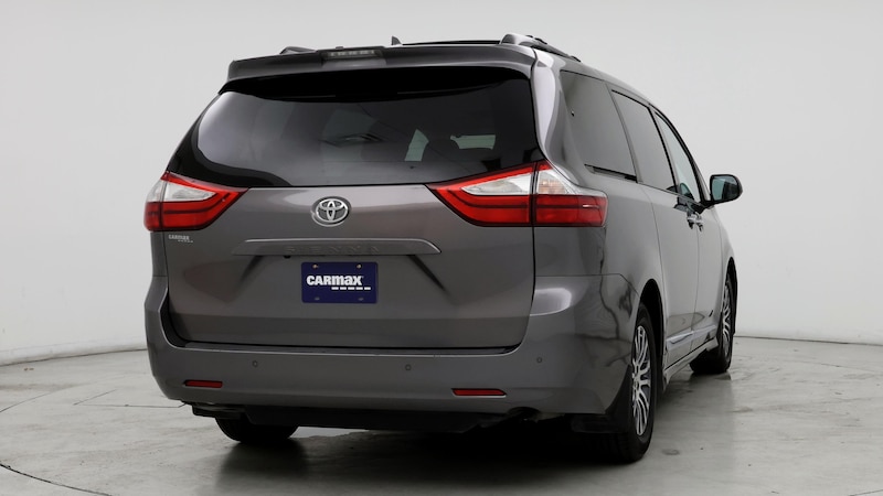 2018 Toyota Sienna XLE 8