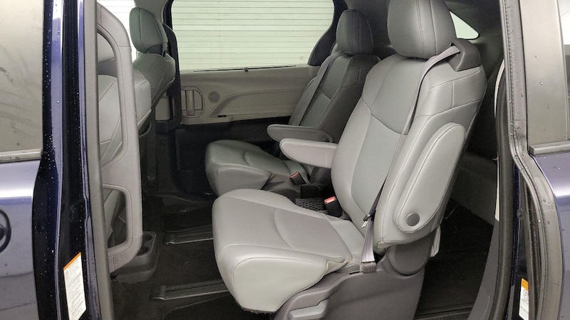 2021 Toyota Sienna XLE 19