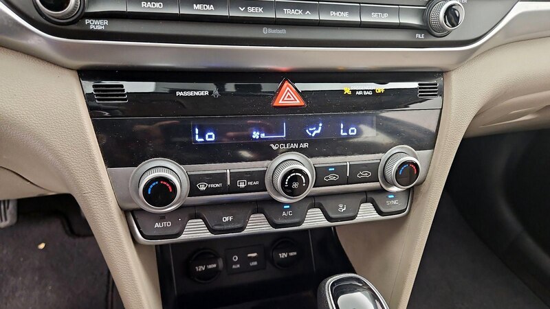2020 Hyundai Elantra SE 16