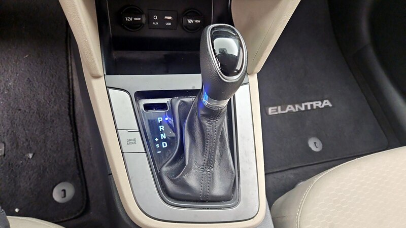2020 Hyundai Elantra SE 17