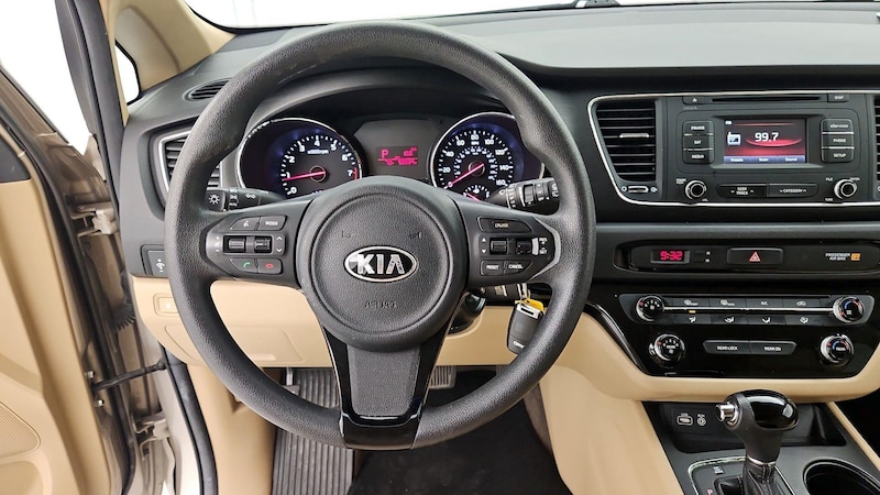 2016 Kia Sedona LX 10