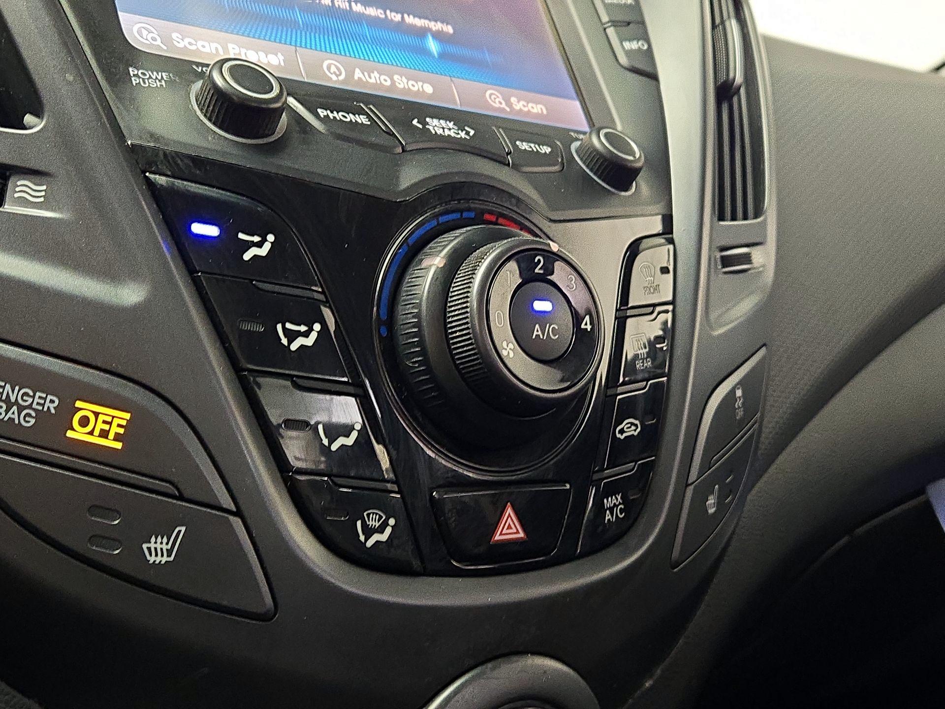 Thumbnail: 2015 Hyundai Veloster - 16