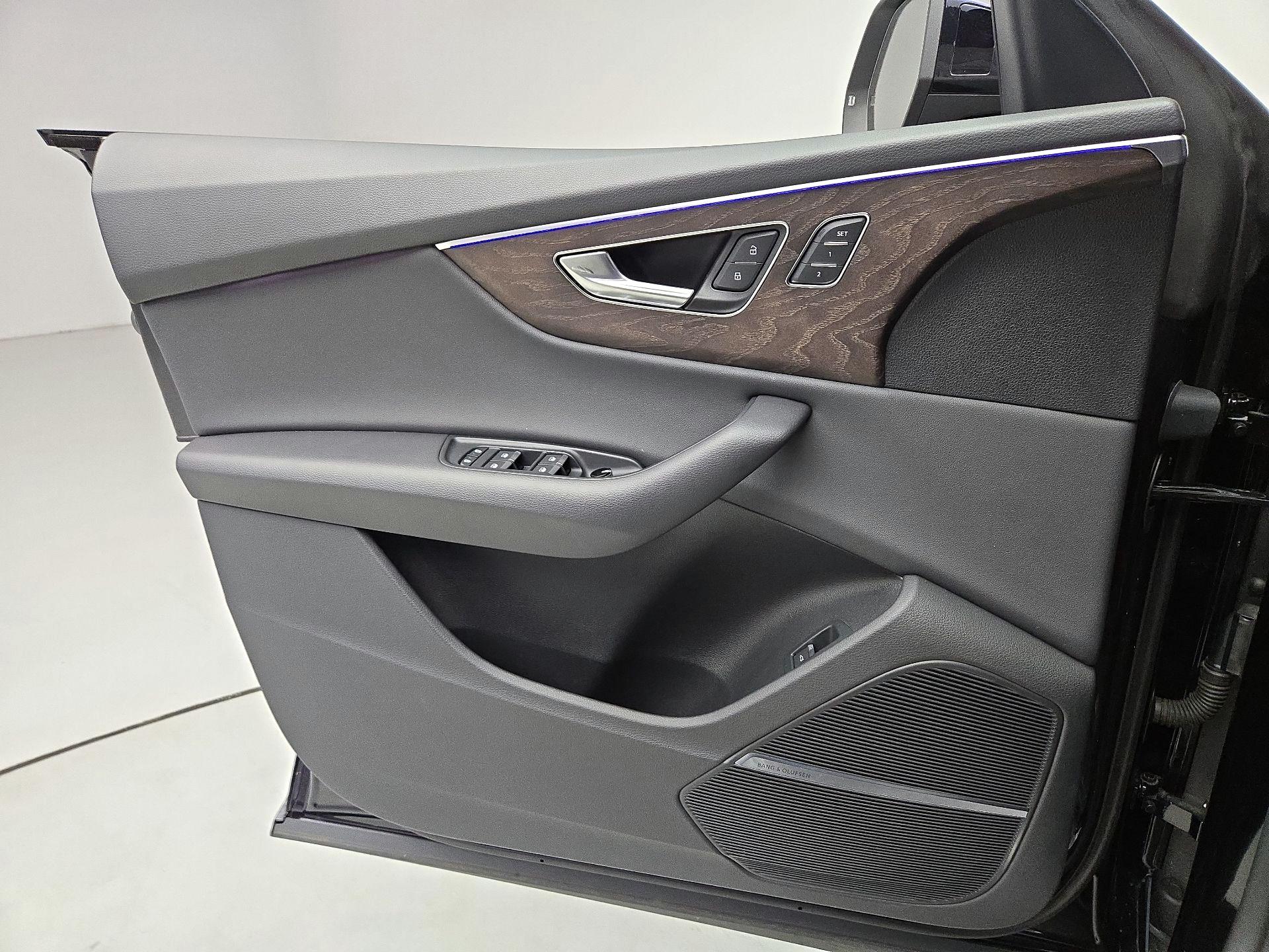 Thumbnail: 2020 Audi Q8 - 12