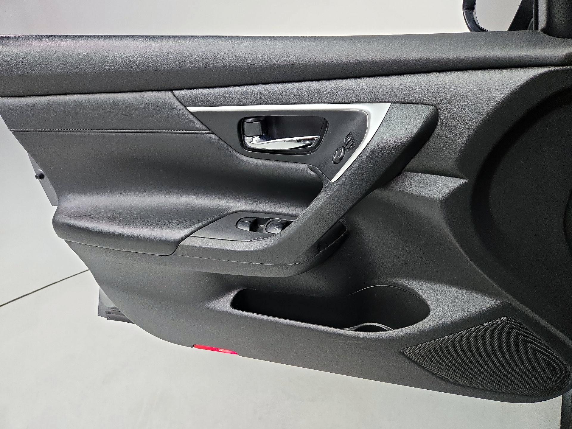 Thumbnail: 2017 Nissan Altima - 12