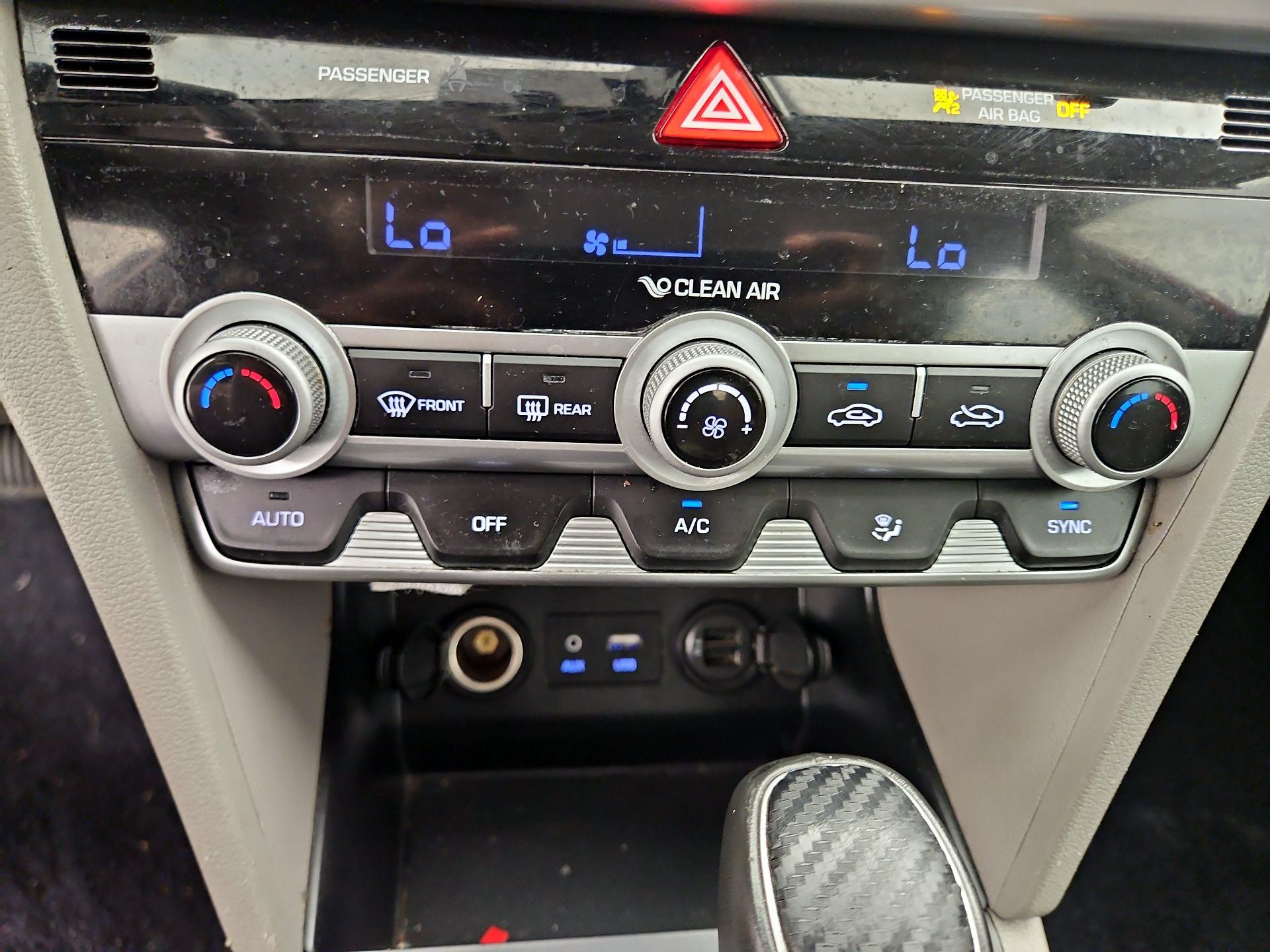 Thumbnail: 2020 Hyundai Elantra - 16