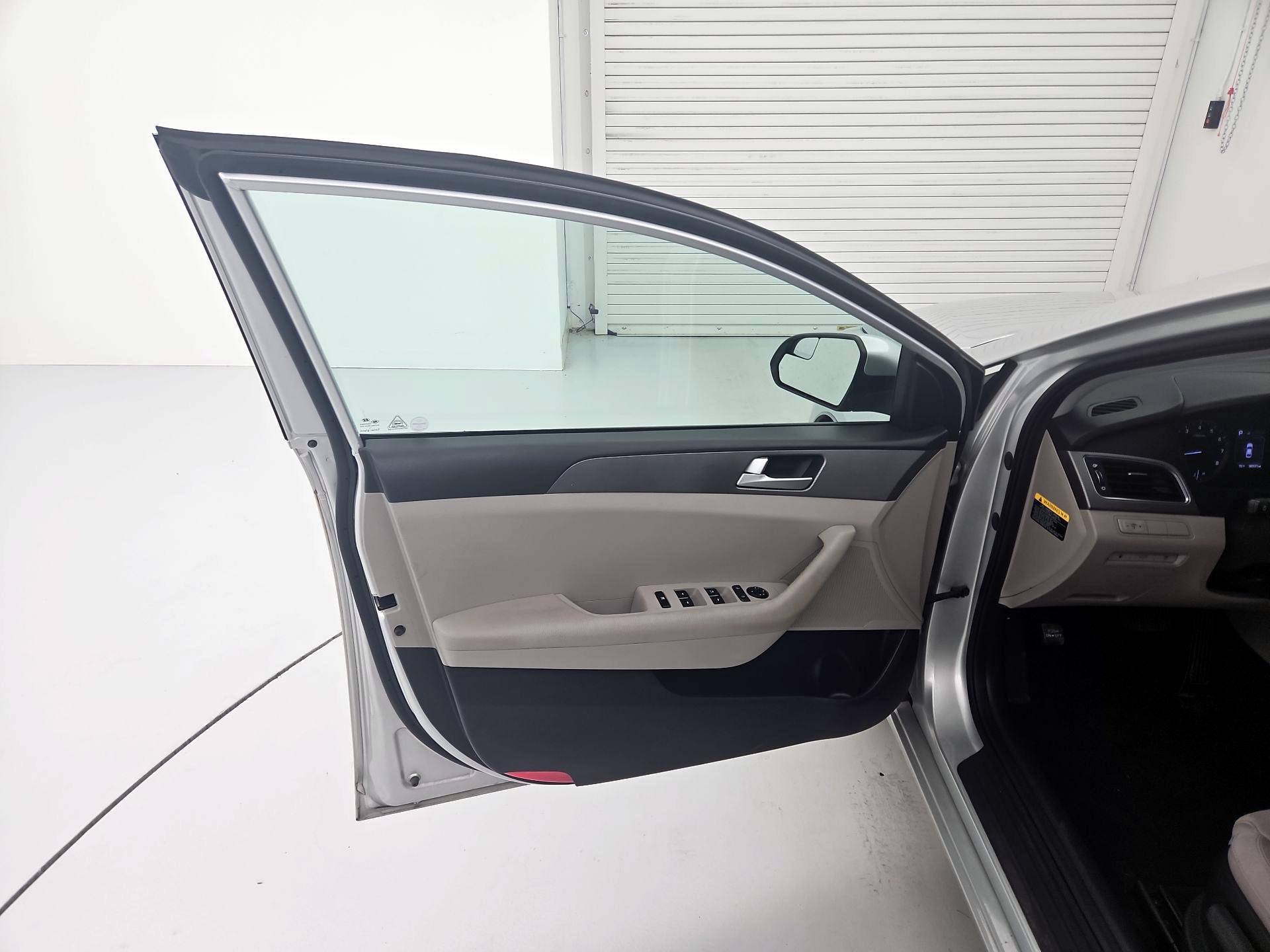 Thumbnail: 2016 Hyundai Sonata - 12