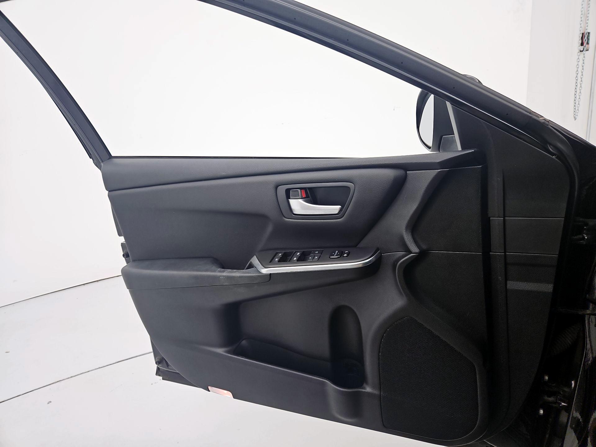 Thumbnail: 2016 Toyota Camry - 12