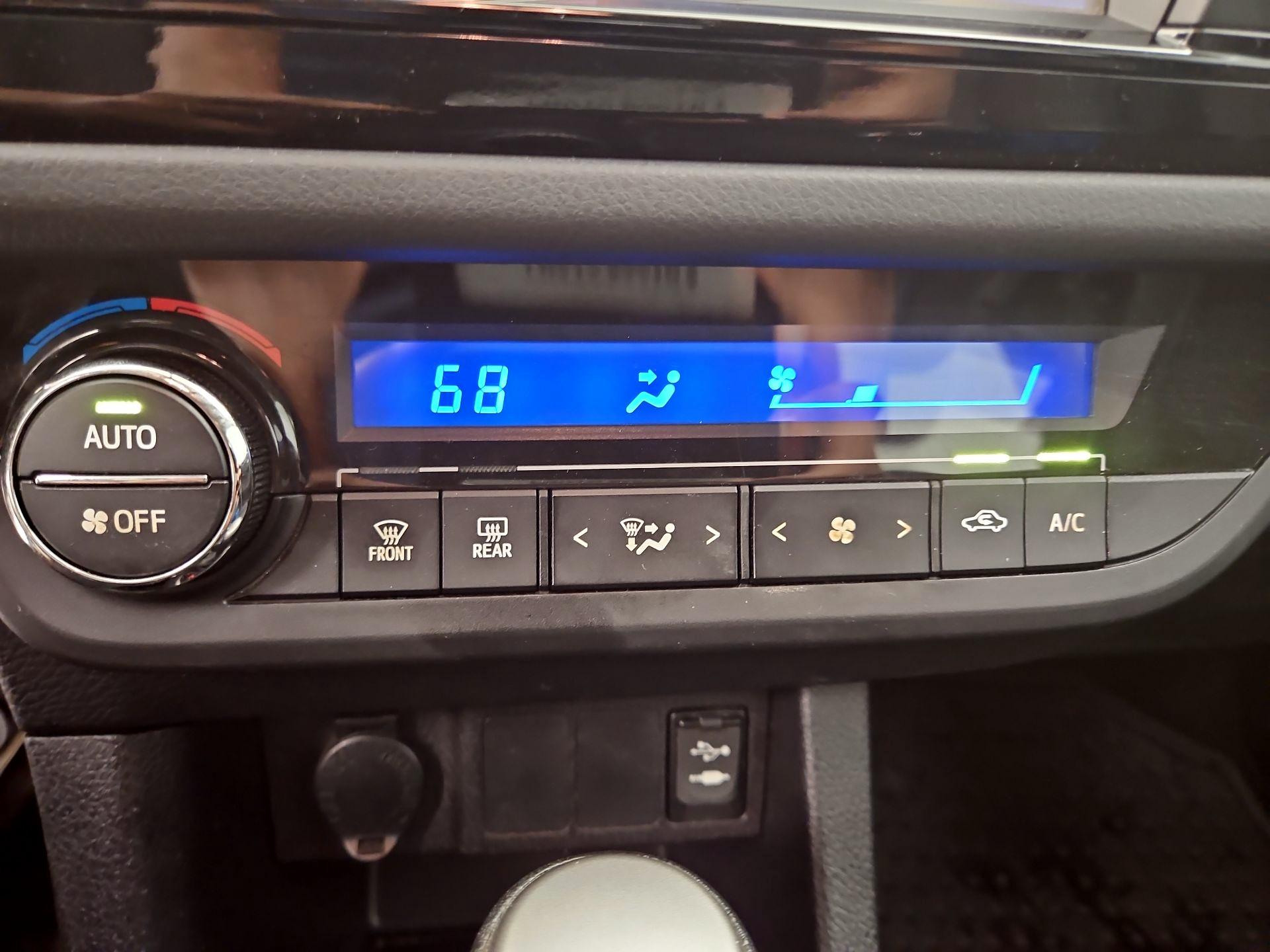 Thumbnail: 2015 Toyota Corolla - 16
