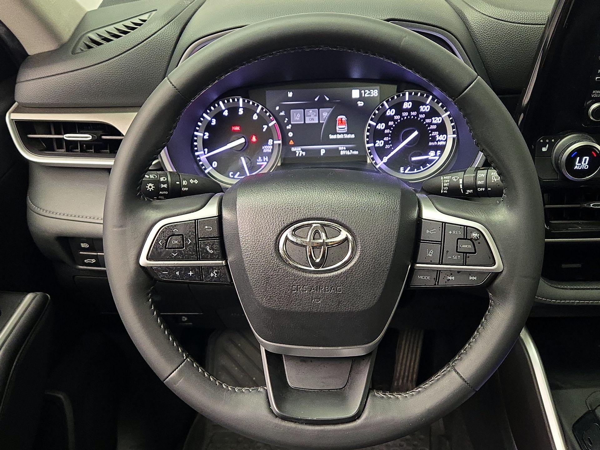 Thumbnail: 2022 Toyota Highlander - 10
