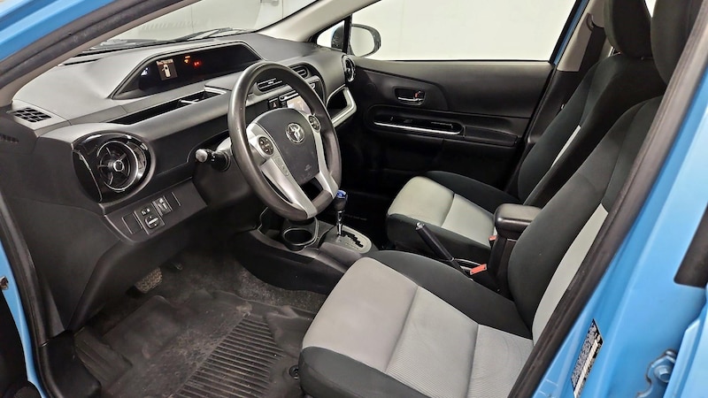 2016 Toyota Prius c Two 11