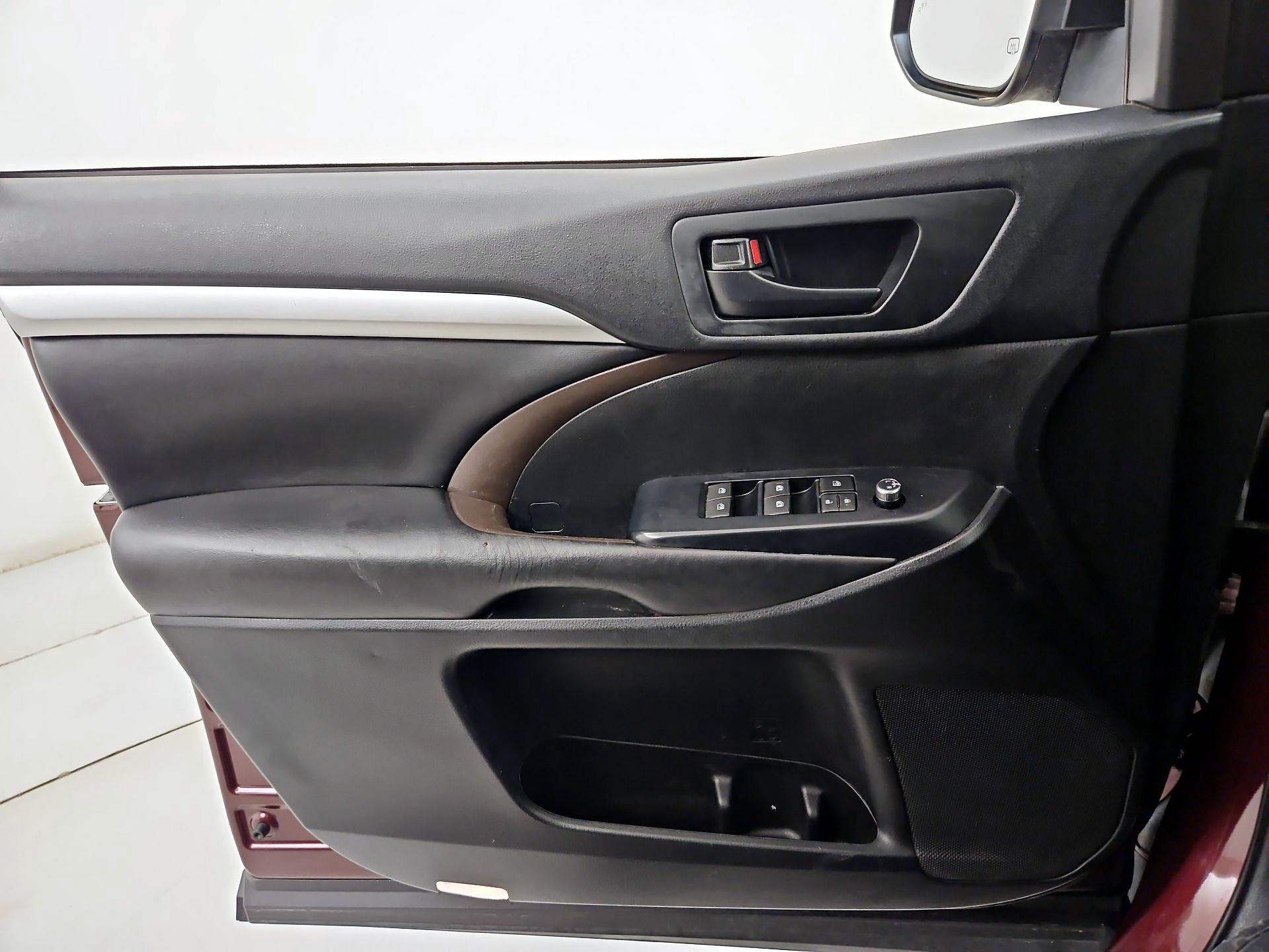 Thumbnail: 2019 Toyota Highlander - 12