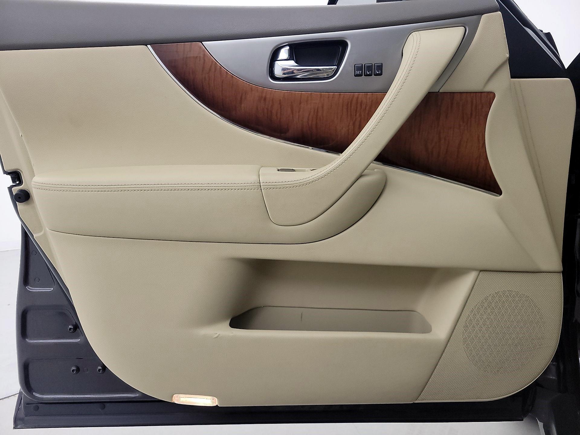 Thumbnail: 2016 INFINITI QX70 - 12