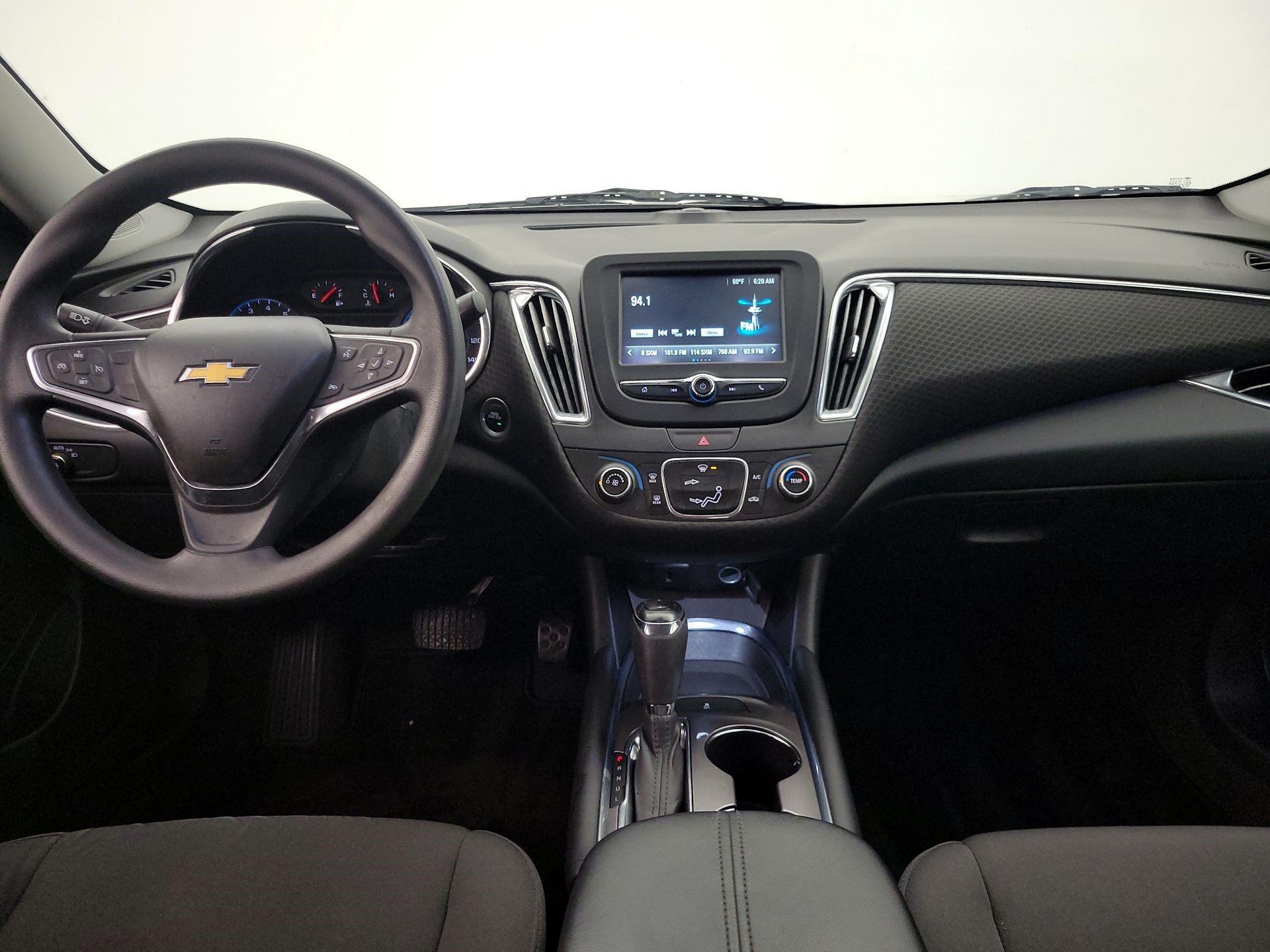 Thumbnail: 2017 Chevrolet Malibu - 9