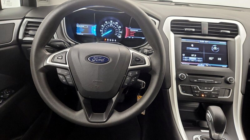 2016 Ford Fusion SE 10