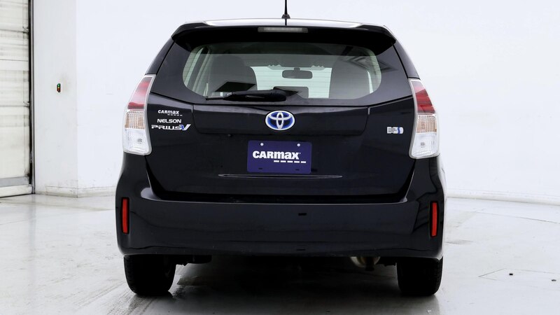 2016 Toyota Prius v Two 6