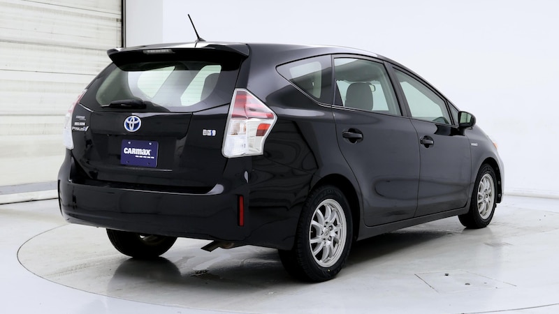 2016 Toyota Prius v Two 8