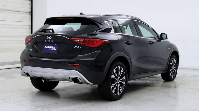 2017 INFINITI QX30 Premium 8