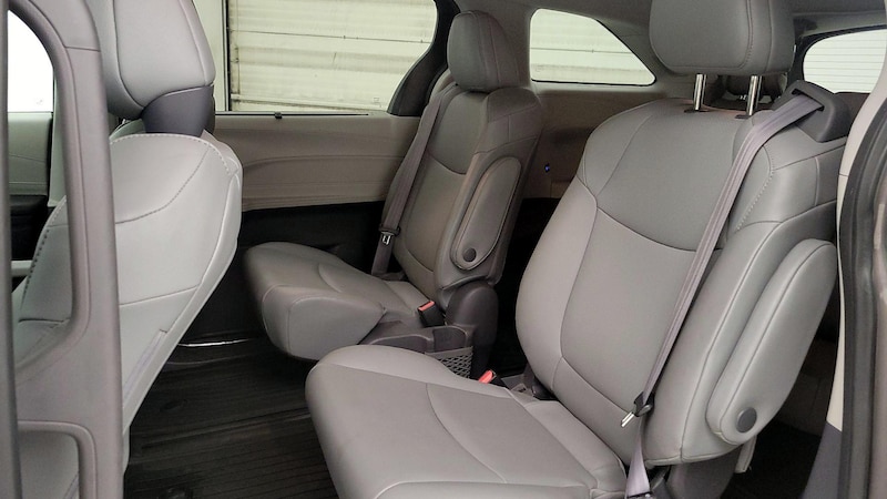 2021 Toyota Sienna XLE 21