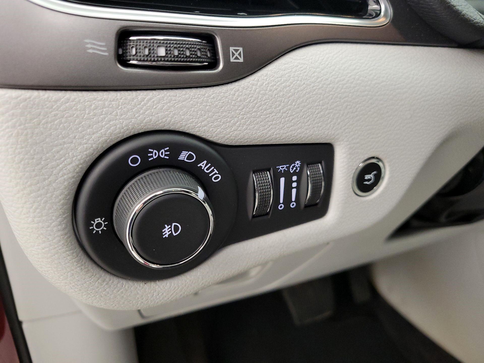 Thumbnail: 2019 Jeep Cherokee - 13