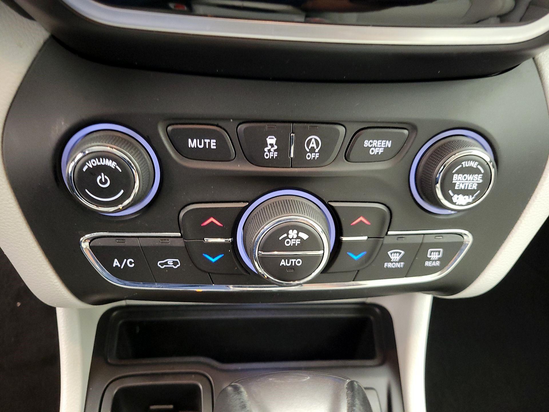 Thumbnail: 2019 Jeep Cherokee - 17