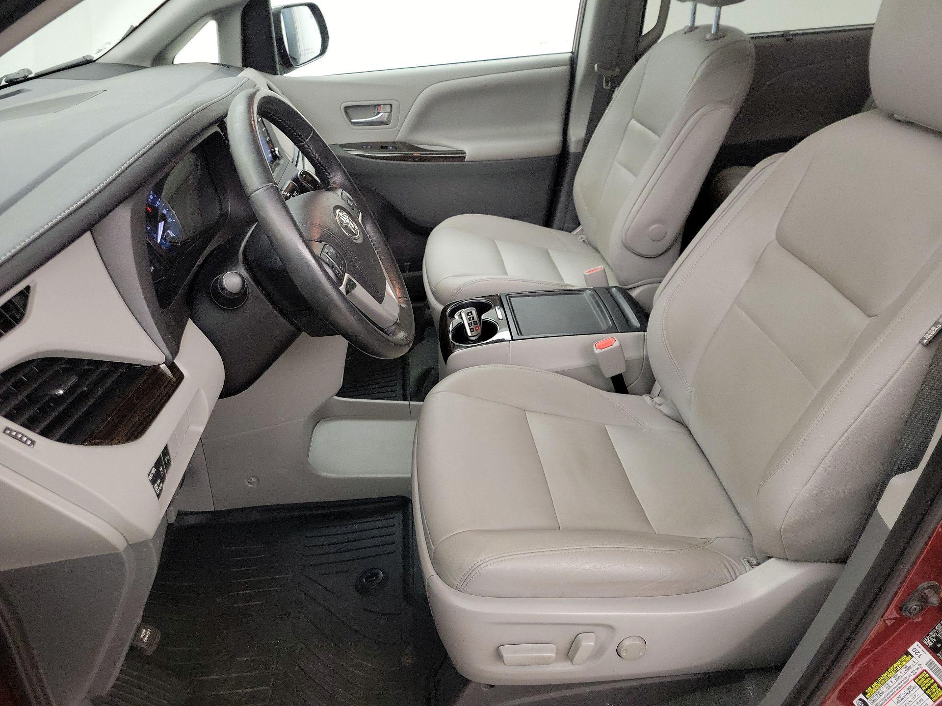 Thumbnail: 2020 Toyota Sienna - 11