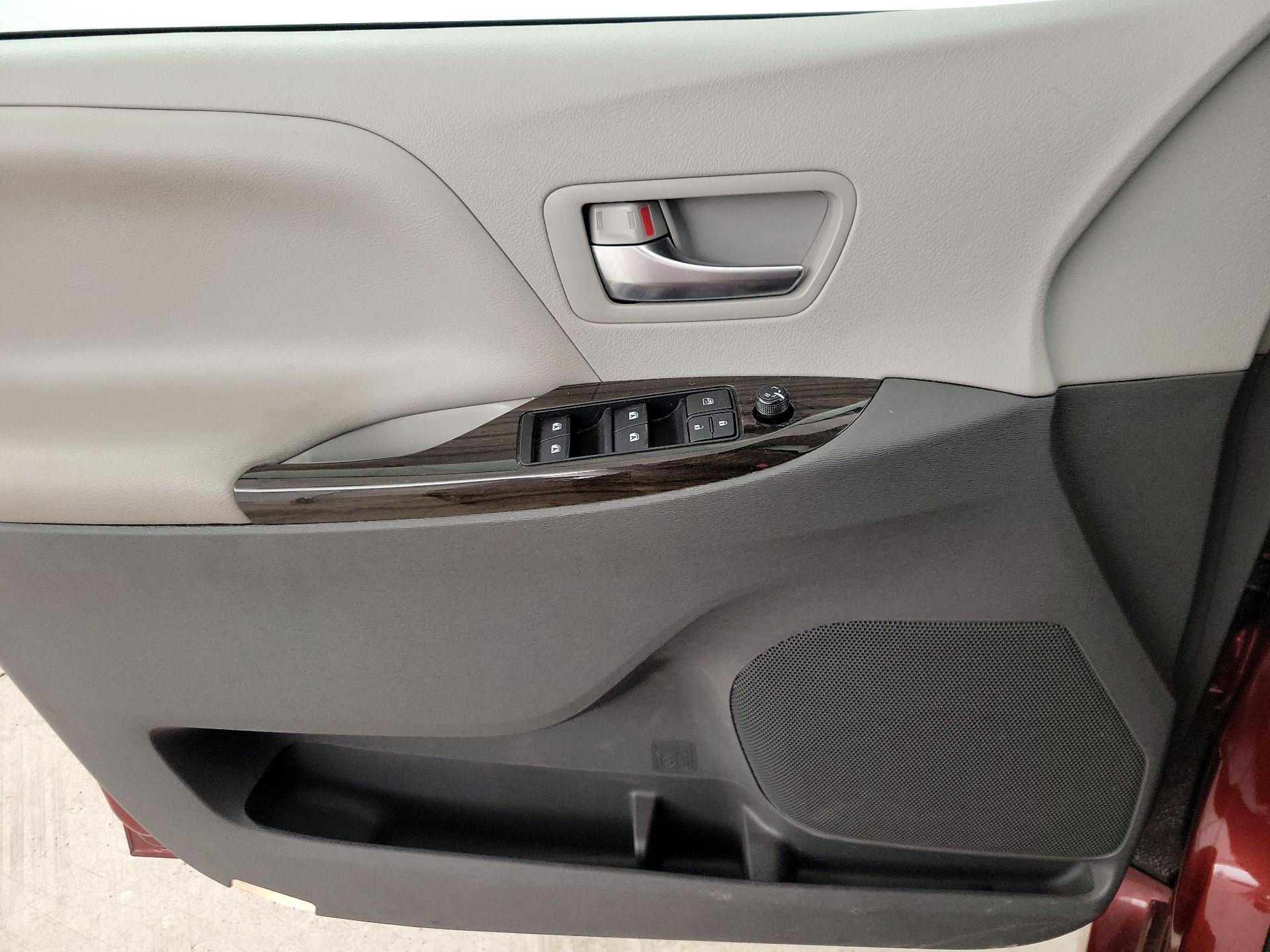 Thumbnail: 2020 Toyota Sienna - 12