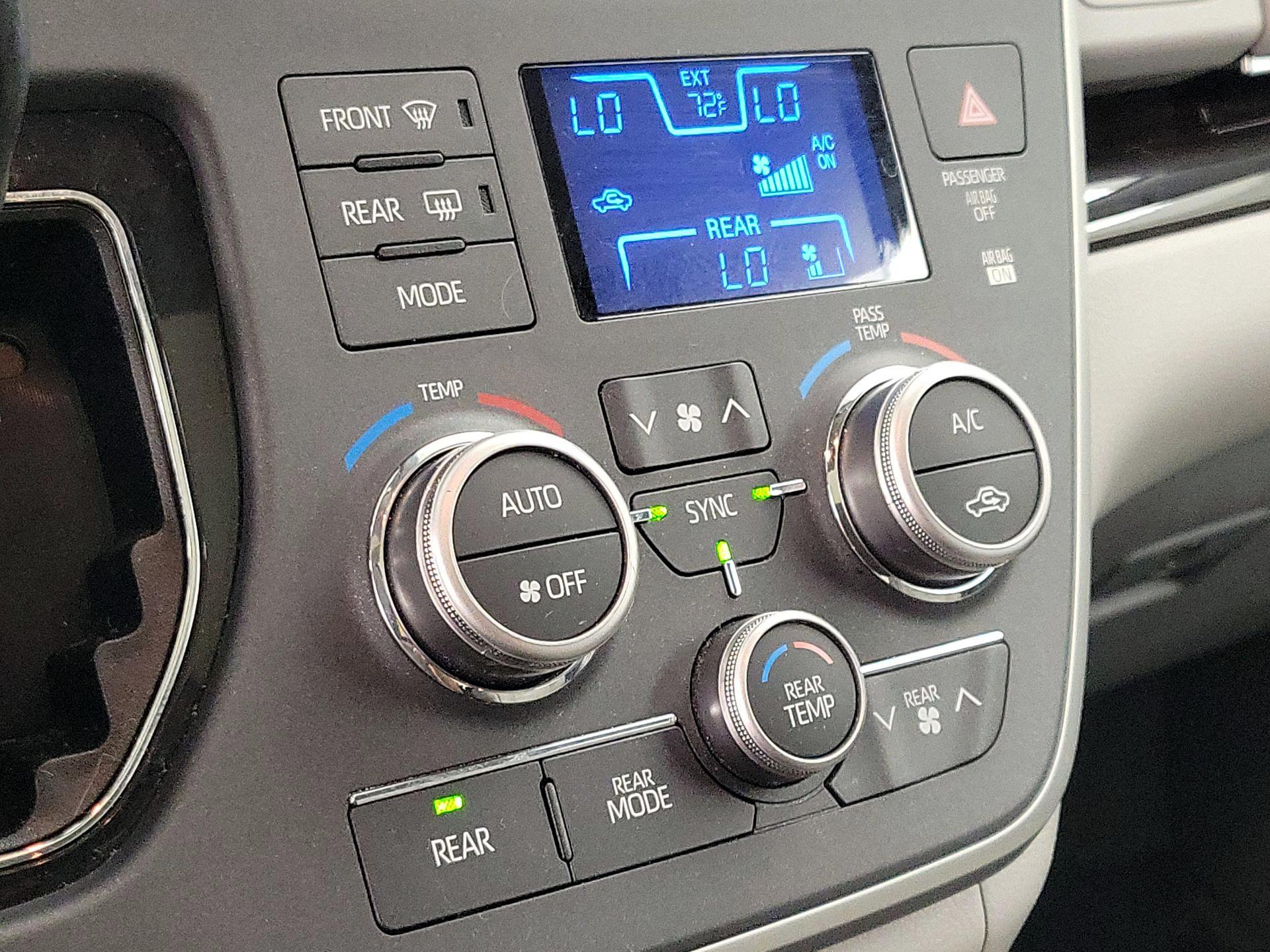 Thumbnail: 2020 Toyota Sienna - 17