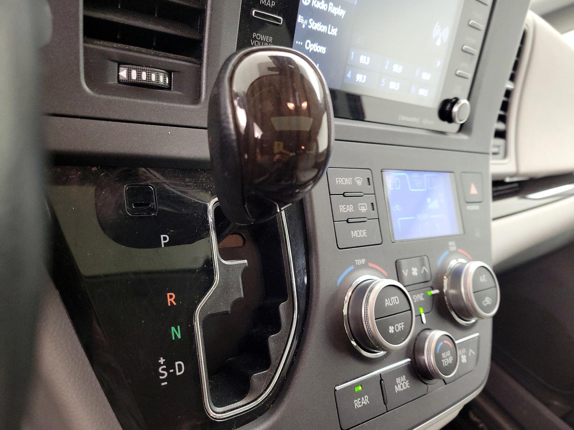 Thumbnail: 2020 Toyota Sienna - 18