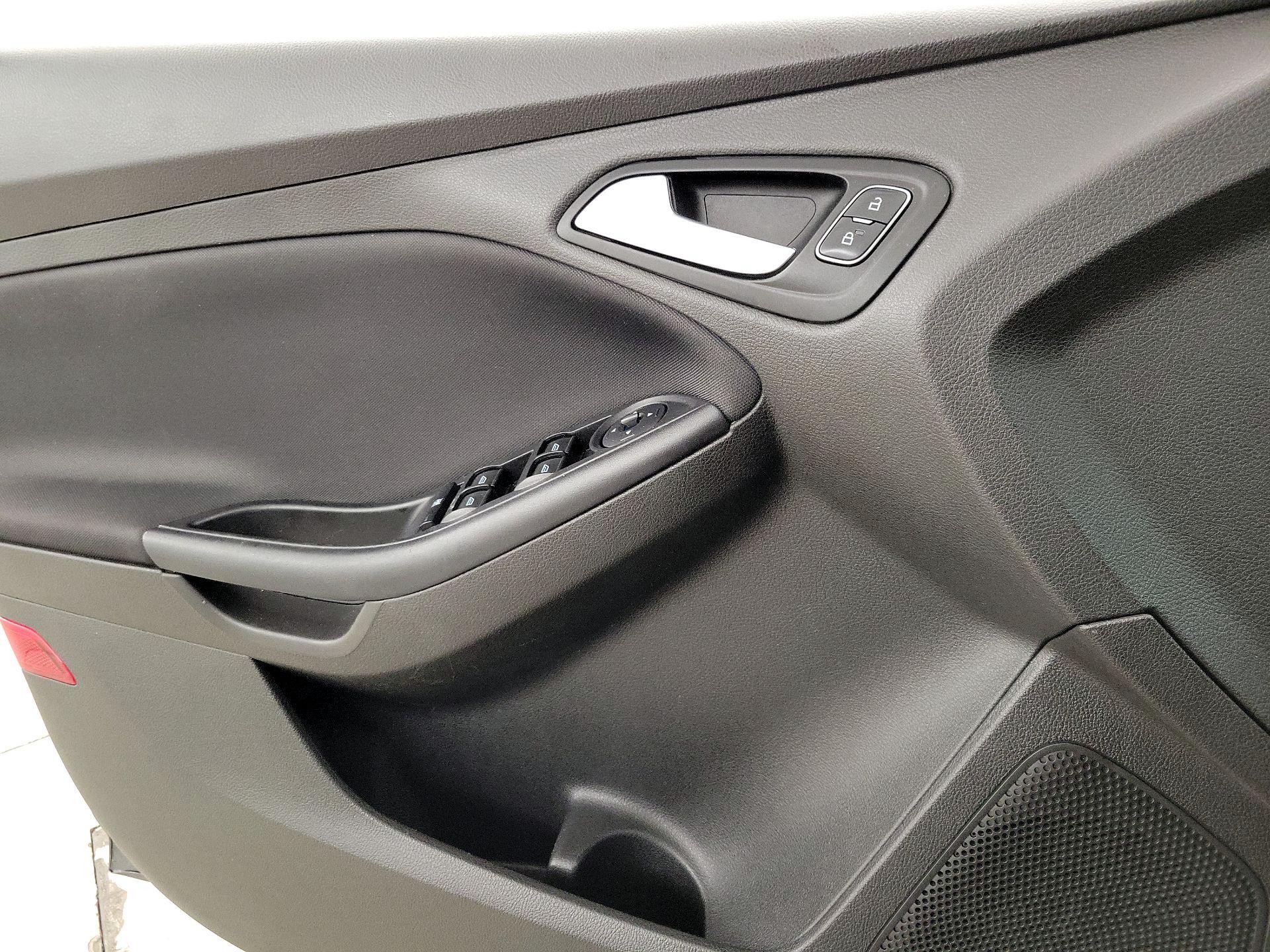 Thumbnail: 2016 Ford Focus - 12
