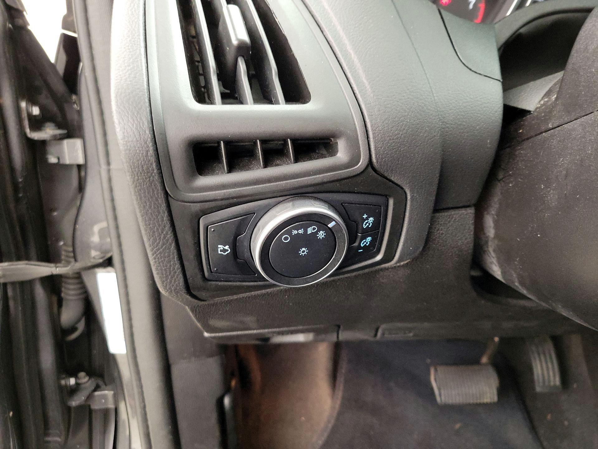 Thumbnail: 2016 Ford Focus - 13