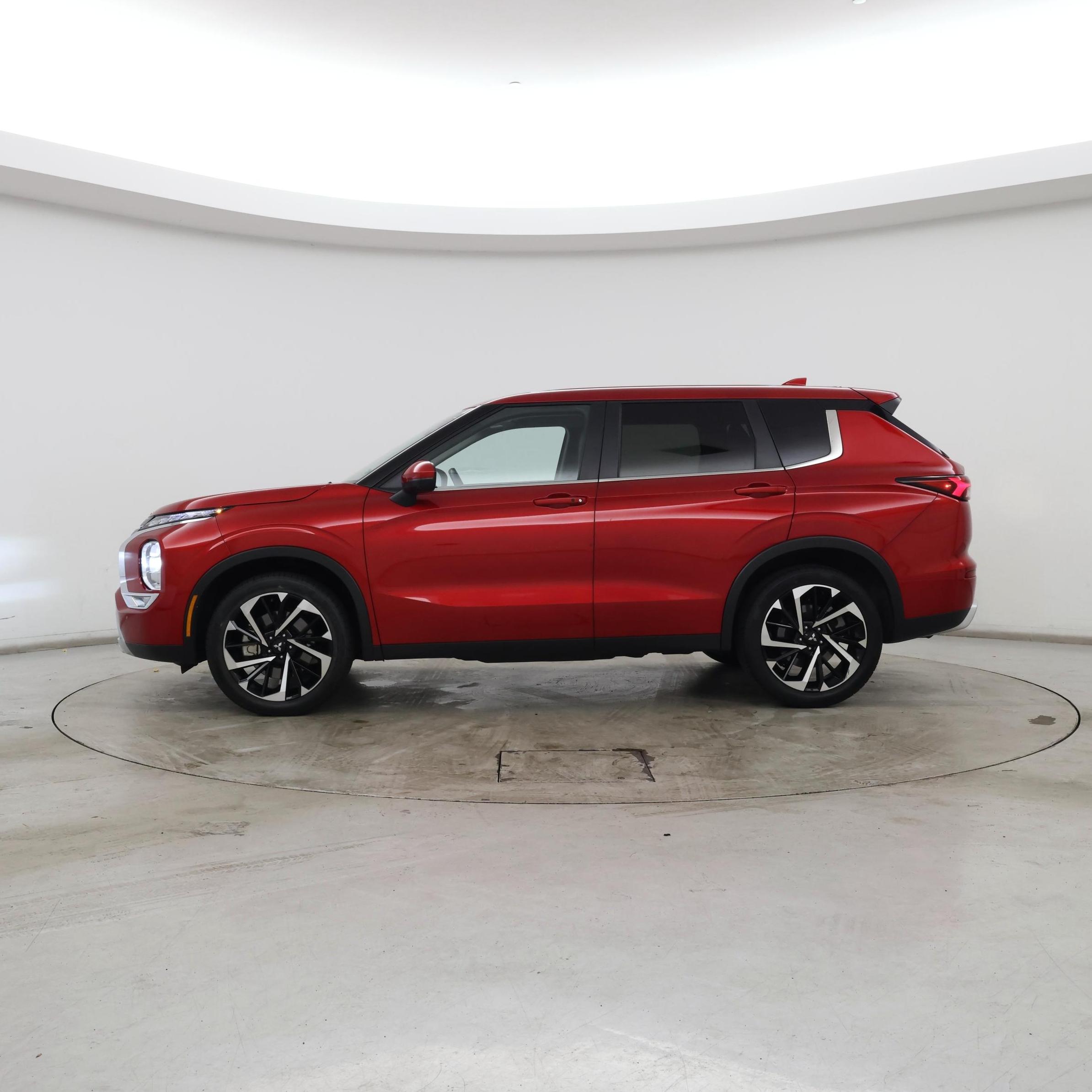 Thumbnail: 2024 Mitsubishi Outlander - 3
