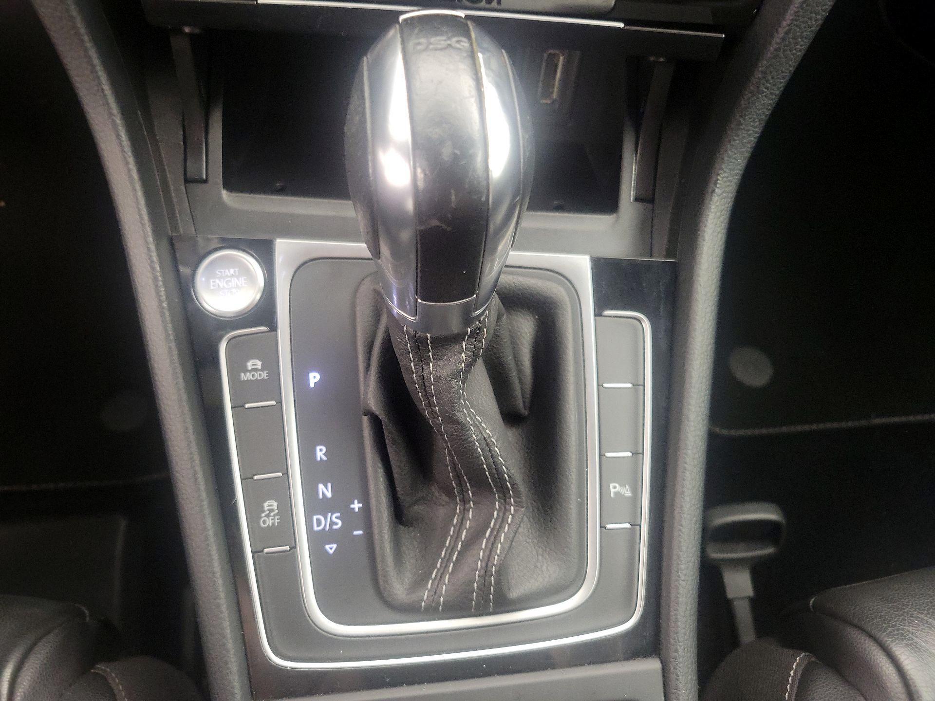 Thumbnail: 2015 Volkswagen Golf - 17