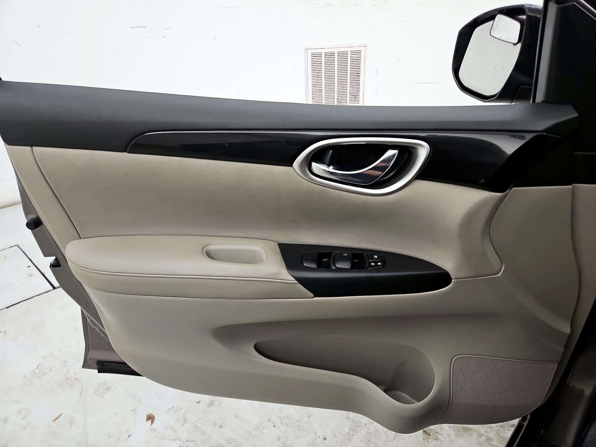 Thumbnail: 2016 Nissan Sentra - 12