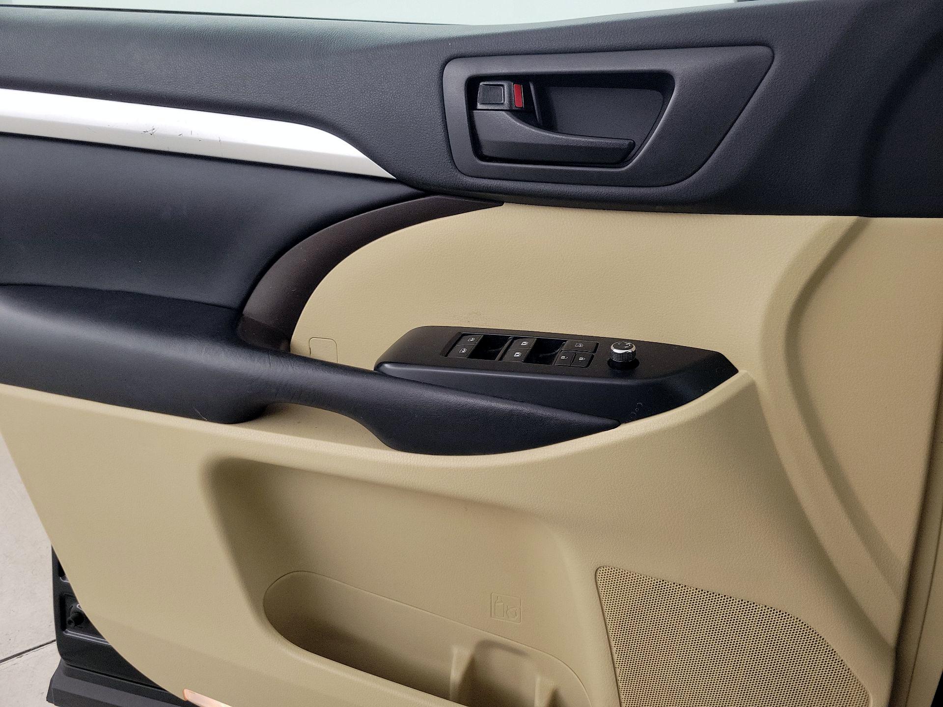 Thumbnail: 2019 Toyota Highlander - 12