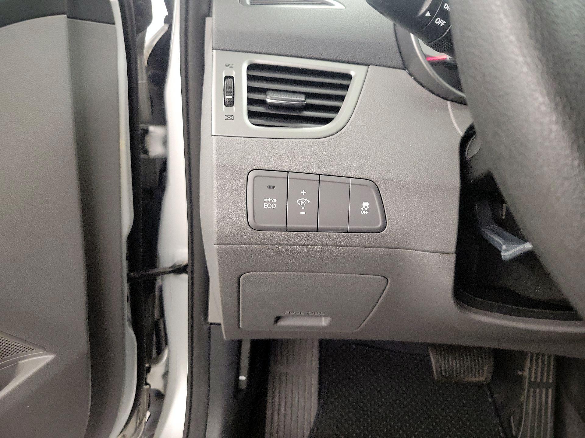 Thumbnail: 2016 Hyundai Elantra - 13