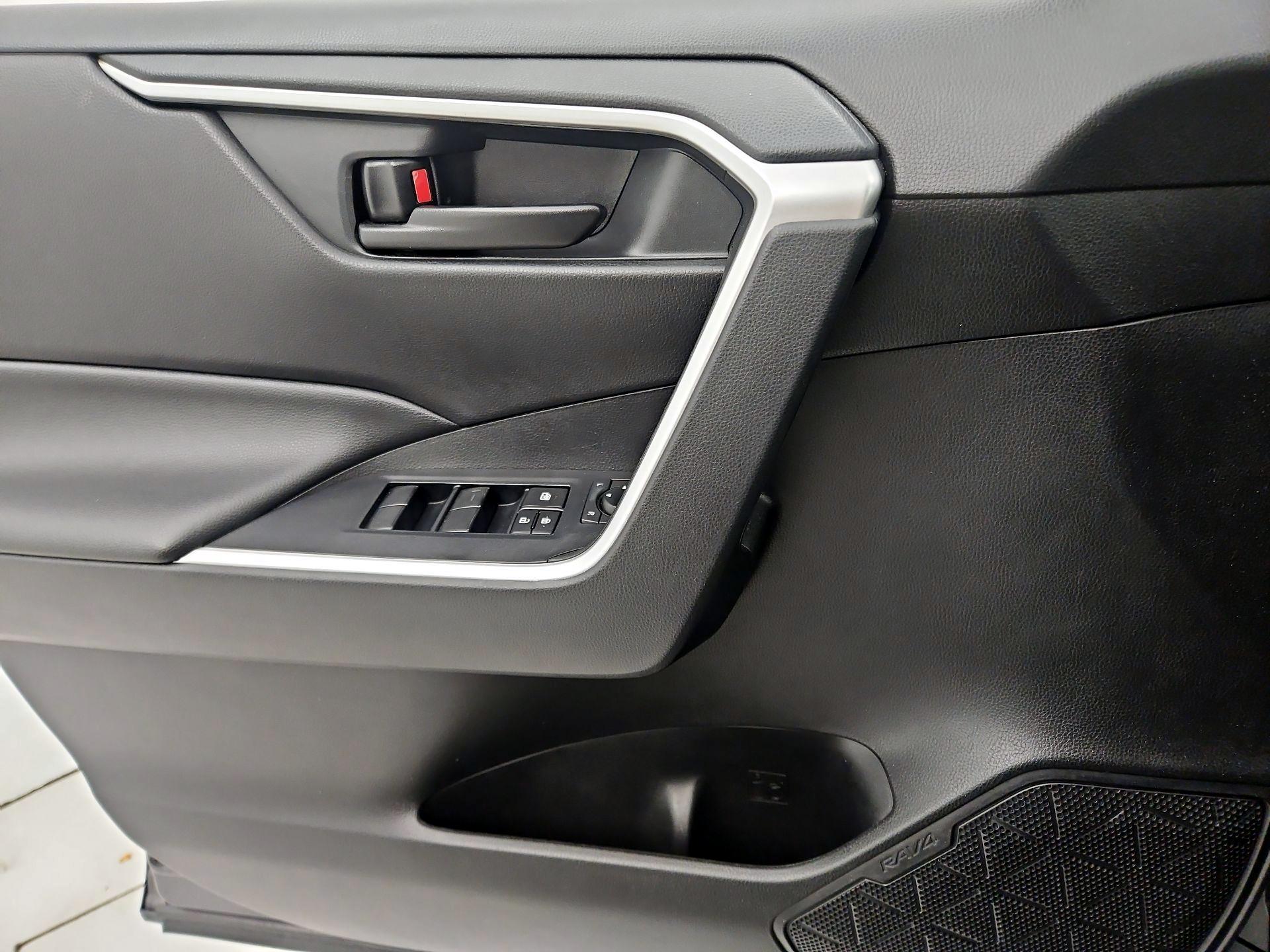Thumbnail: 2020 Toyota RAV4 - 12