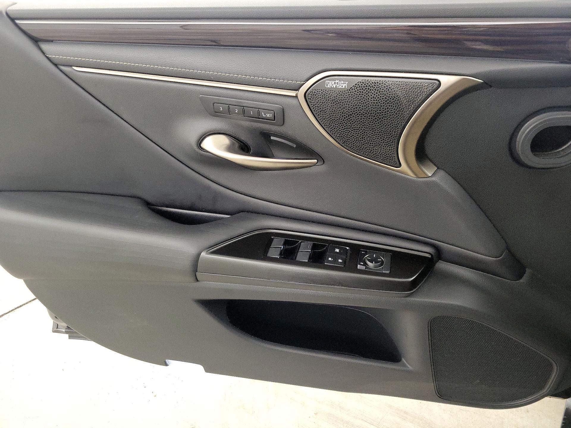 Thumbnail: 2019 Lexus ES - 12