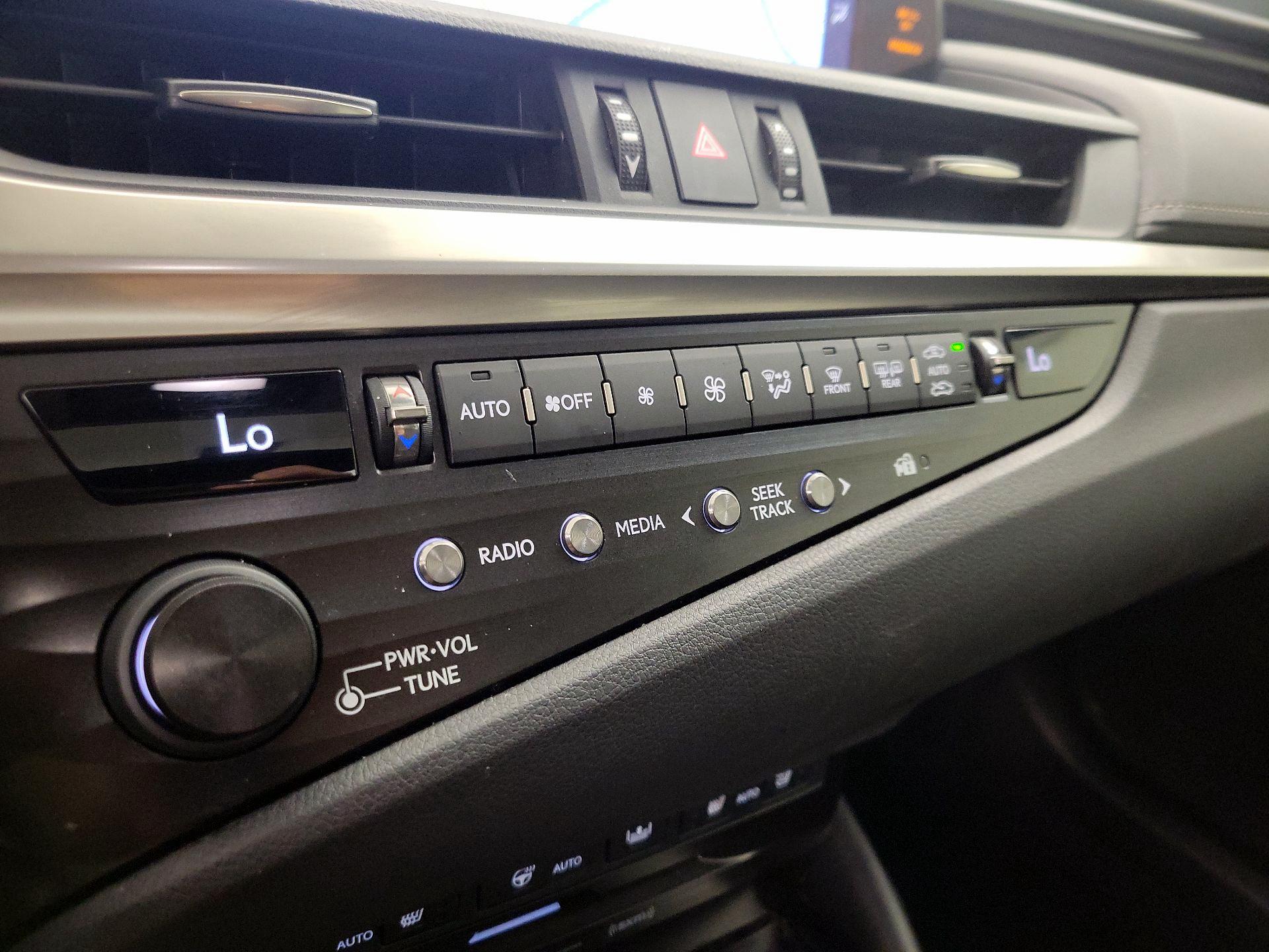 Thumbnail: 2019 Lexus ES - 17